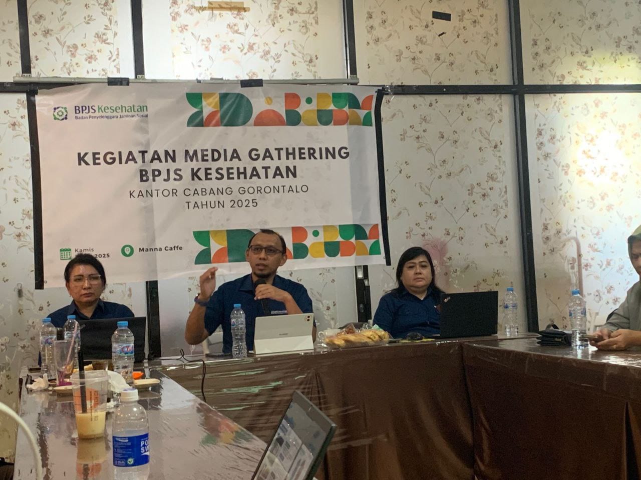 Kepala Cabang BPJS Kesehatan Gorontalo, Djamal Adriansyah, Menyampaikan program BPJS Kesehatan Cabang Gorontalo, layanan administrasi Non Tatap Muka. ( Foto : Fahri)