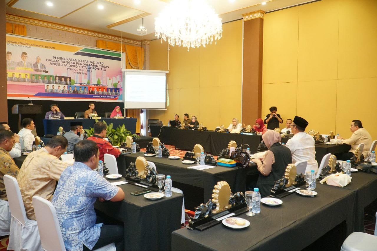 Ketua DPRD Kota Gorontalo, Irwan Hunawa, resmi menutup kegiatan Peningkatan Kapasitas DPRD ( Foto : Bella)