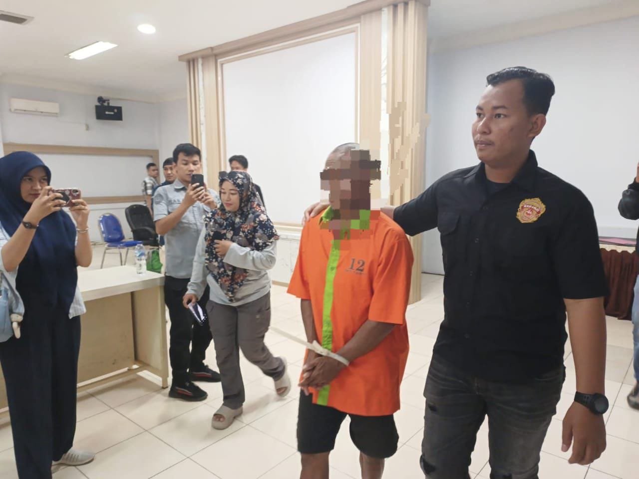 ARM (54) warga Kecamatan Kota Tengah, Kota Gorontalo, ditangkap Unit PPA Polresta Gorontalo Kota atas dugaan pencabulan terhadap anak kandungnya