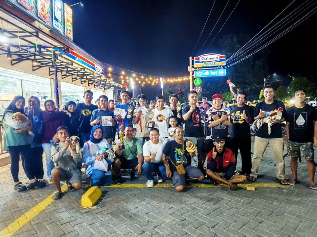 Fose Bersama para Juara Kontes dan MMA Ayam Serama dan Ayam Ketawa. ( Foto: Fahri)