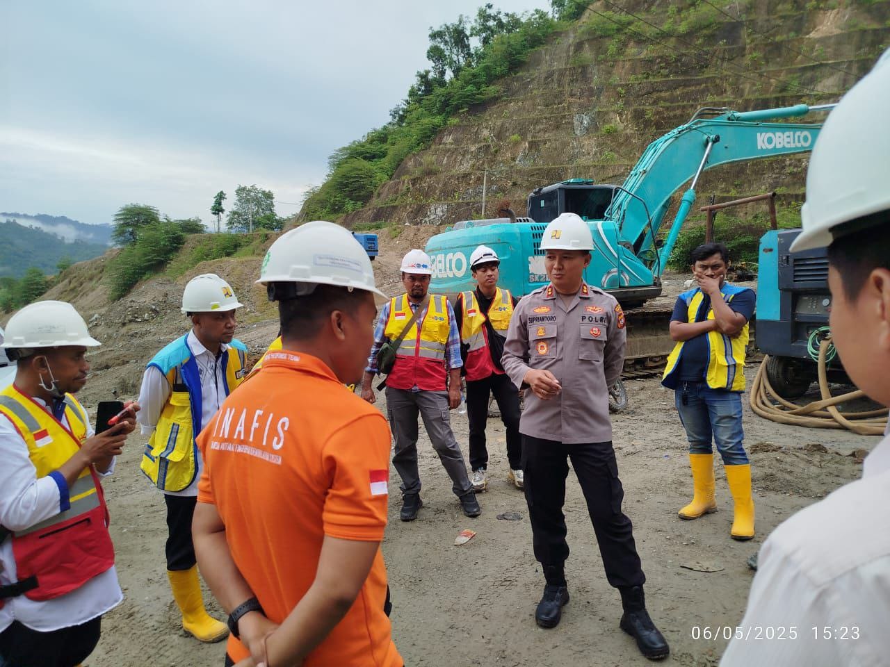 Kapolres Bone Bolango, AKBP Supriantoro, saat di proyek strategis nasional pembangunan Bendungan Bulango Ulu,Selasa (6/5/2025).