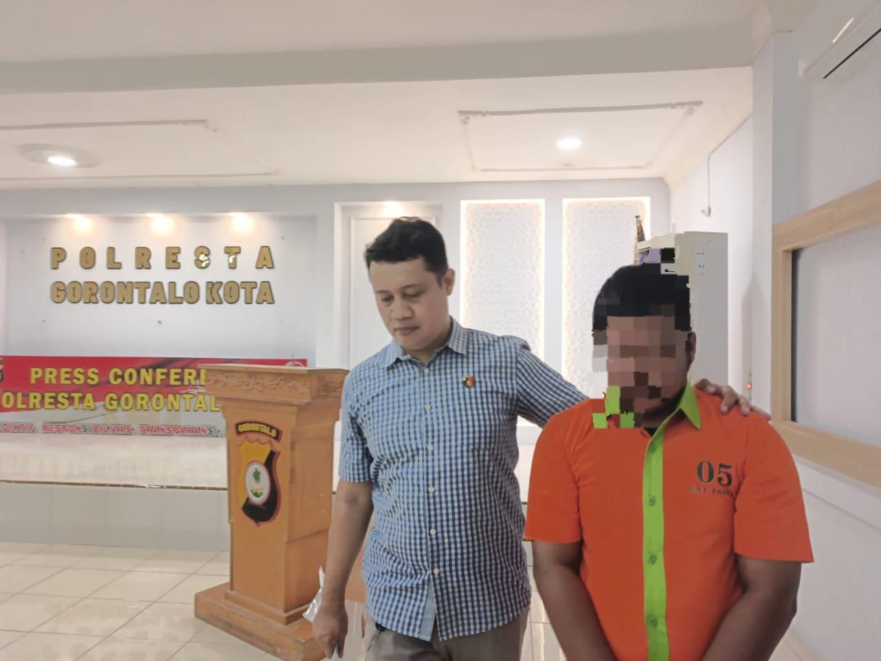 IH alias Nanes (22), pelaku penikaman saat digadang Oleh Polisi ( Foto : Hms)