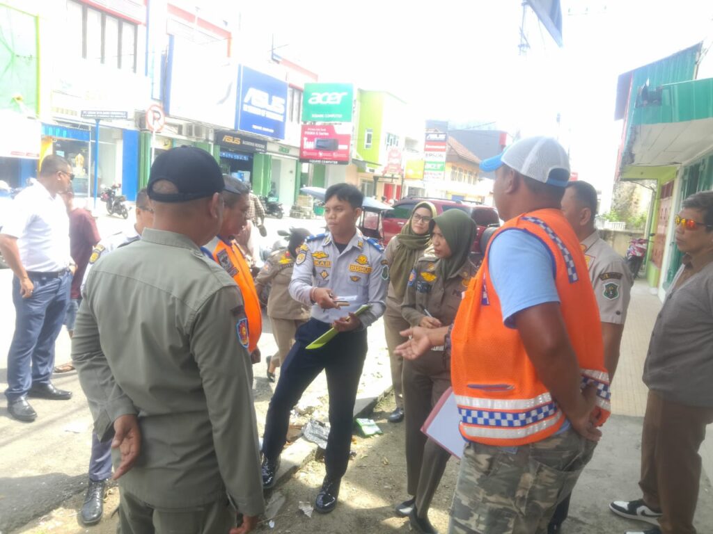 Adhan saat memberi arahan di hadapan personel Satpol PP dan Dishub