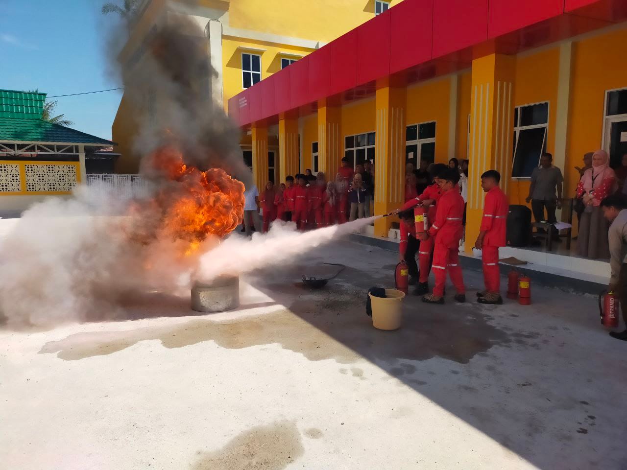 Mahasiswa K3 UBM Gorontalo, Gelar Simulasi Tanggap Kebakaran ( Foto : Hms)
