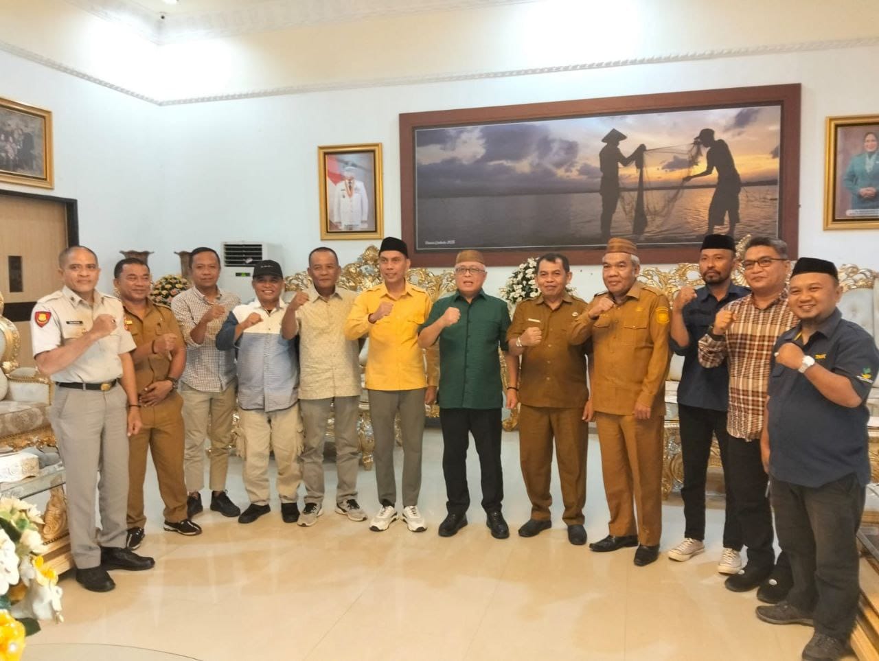 Forum Masyarakat Telaga Biru Maju (FMTBM) Saat audiensi dengan Bupati Gorontalo di Rumah Dinas Bupati, Senin (16/6/2025) Foto: Ist