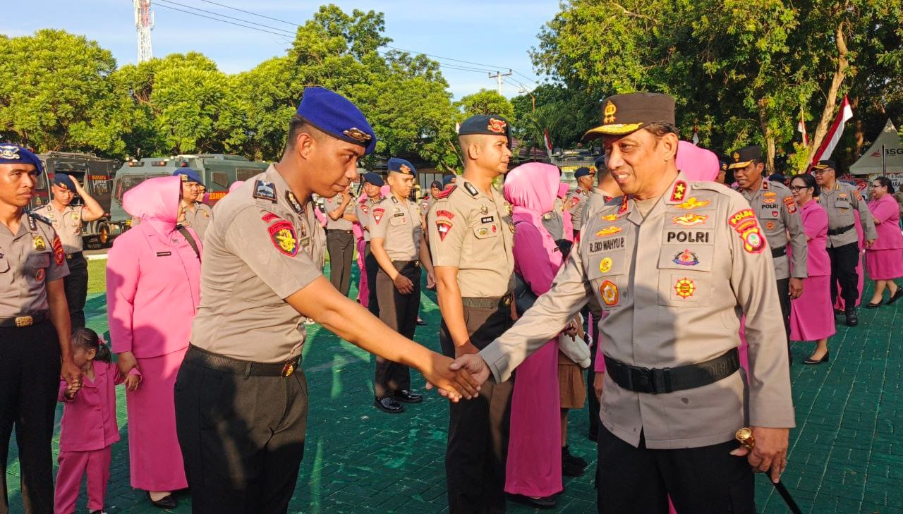 Kapolda Gorontalo,Irjen Pol R. Eko Wahyu Prasetyo, Memberikan Ucapan Selamat kepada 167 Personel Polda atas kenaikan pangkat ( Foto: Hadi)