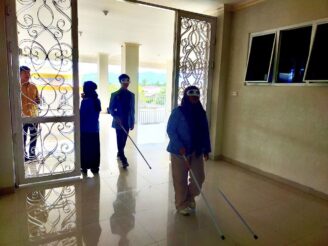 Mahasiswa Pendidikan Khusus UBM Gorontalo Gelar Praktikum Mobilitas untuk Tuna Netra