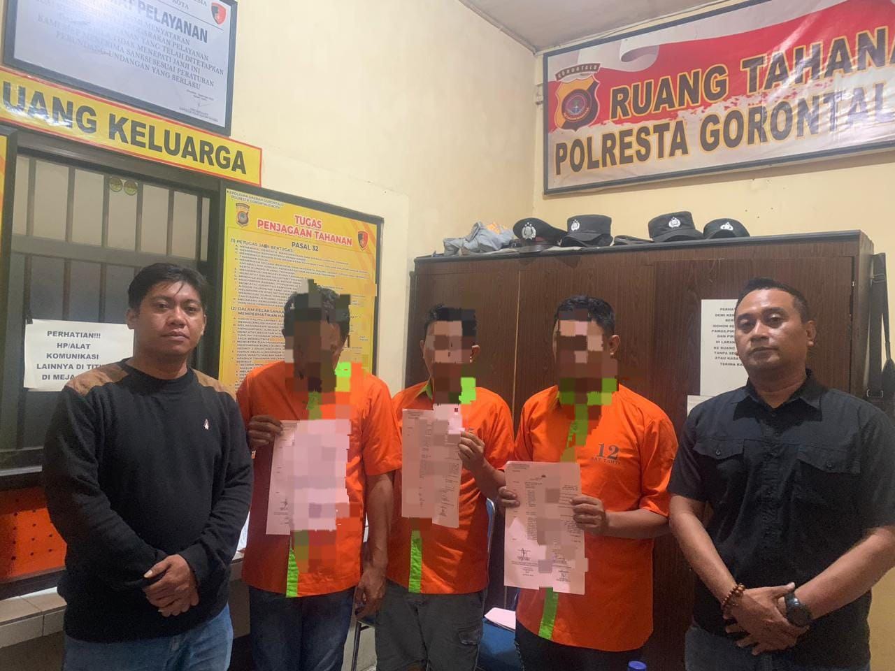 Tersangka NT , SH dan II Ketiga pelaku kini ditahan di Polsek Kota Timur ( Foto: Hms)