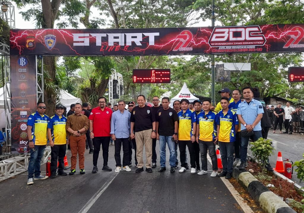 Gubernur Gorontalo bersama, Ketua IMI Gorontalo, dan Ketua Panitia Usai Membuka Kegiatan Bhayangkara Drag Competition 2025.( Foto: Fahri)