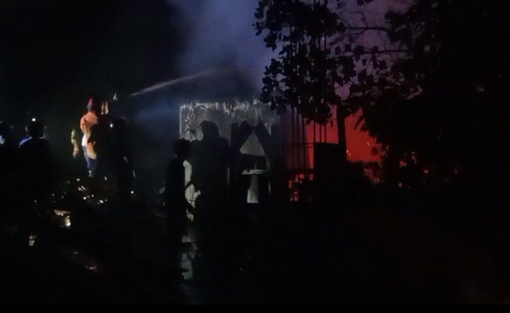 Ludes Dilalap Si Jago Merah, Rumah Kos di Jantung Kota Gorontalo Nyaris Hangus Total.