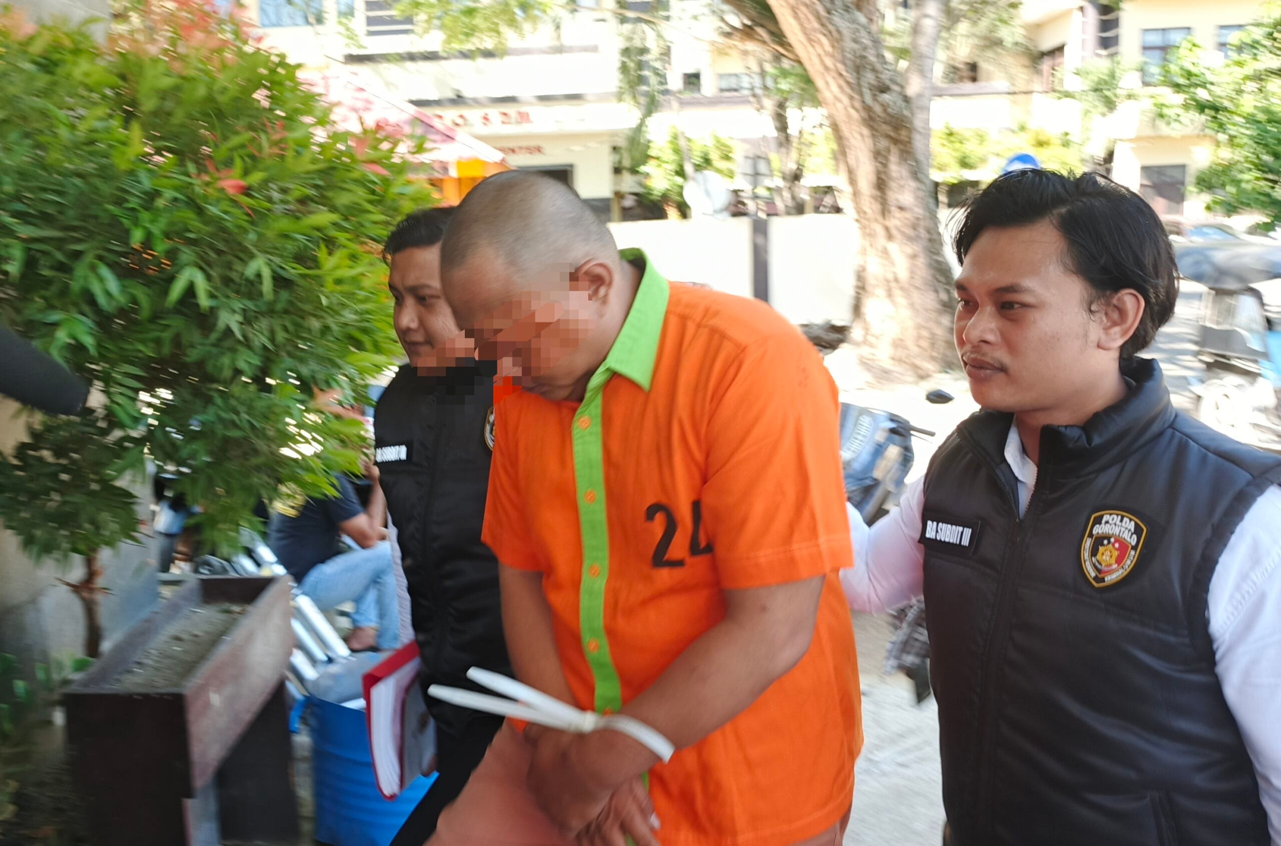 AYKW alias Fian (39), Pelaku Penggelapan, Saat digadang polisi ( Foto: Hadi)