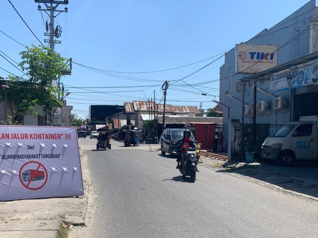 Baliho Penolakan Truk Kontainer Melintas Di jalan Glatik ( Foto: Hadi)