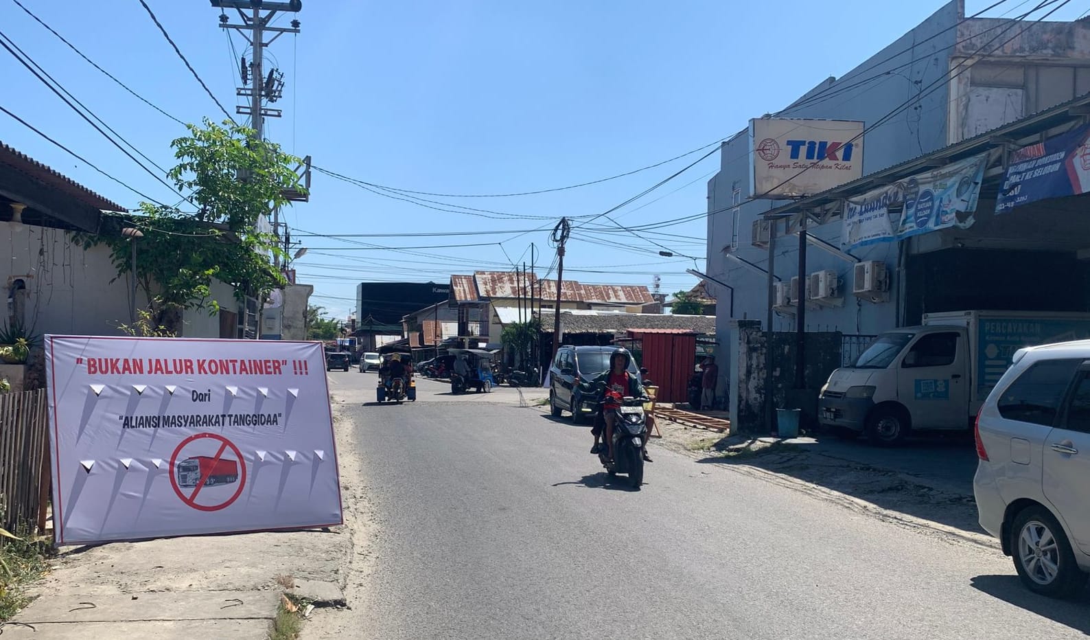 Baliho Penolakan Truk Kontainer Melintas Di jalan Glatik ( Foto: Hadi)