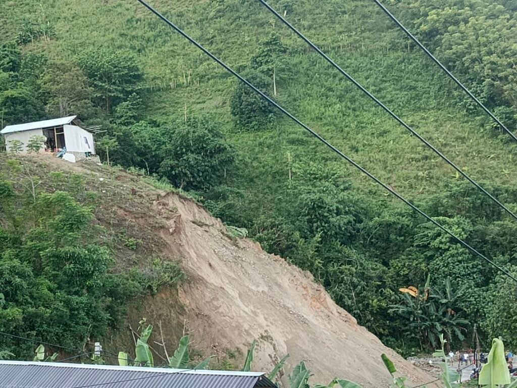 Tebing Longsor di Olele Nyaris Telan Rumah, Satu Keluarga Mengungsi
