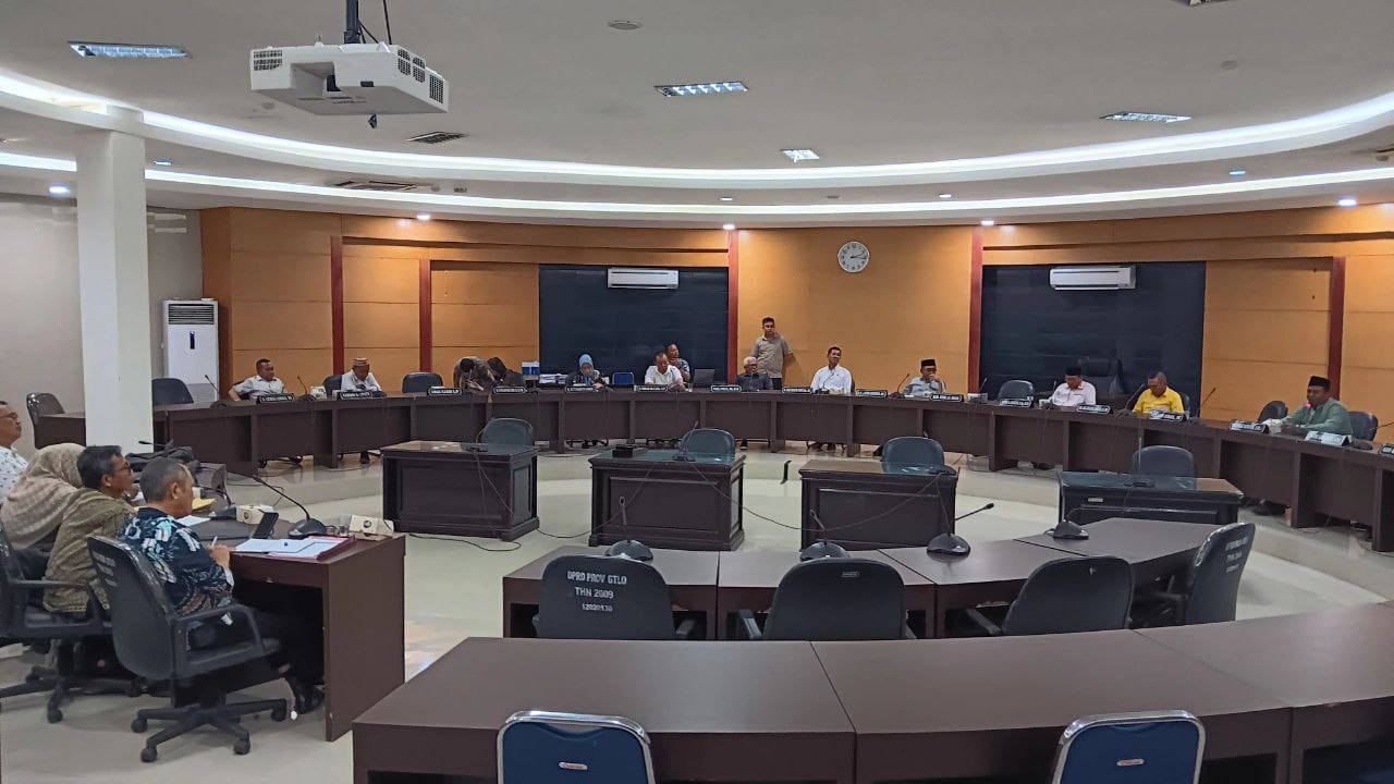 Rapat gabungan Komisi I dan Komisi IV DPRD Provinsi Gorontalo bersama Dinas Pendidikan Provinsi Gorontalo,membahas PPDB. (Foto : Abdi)