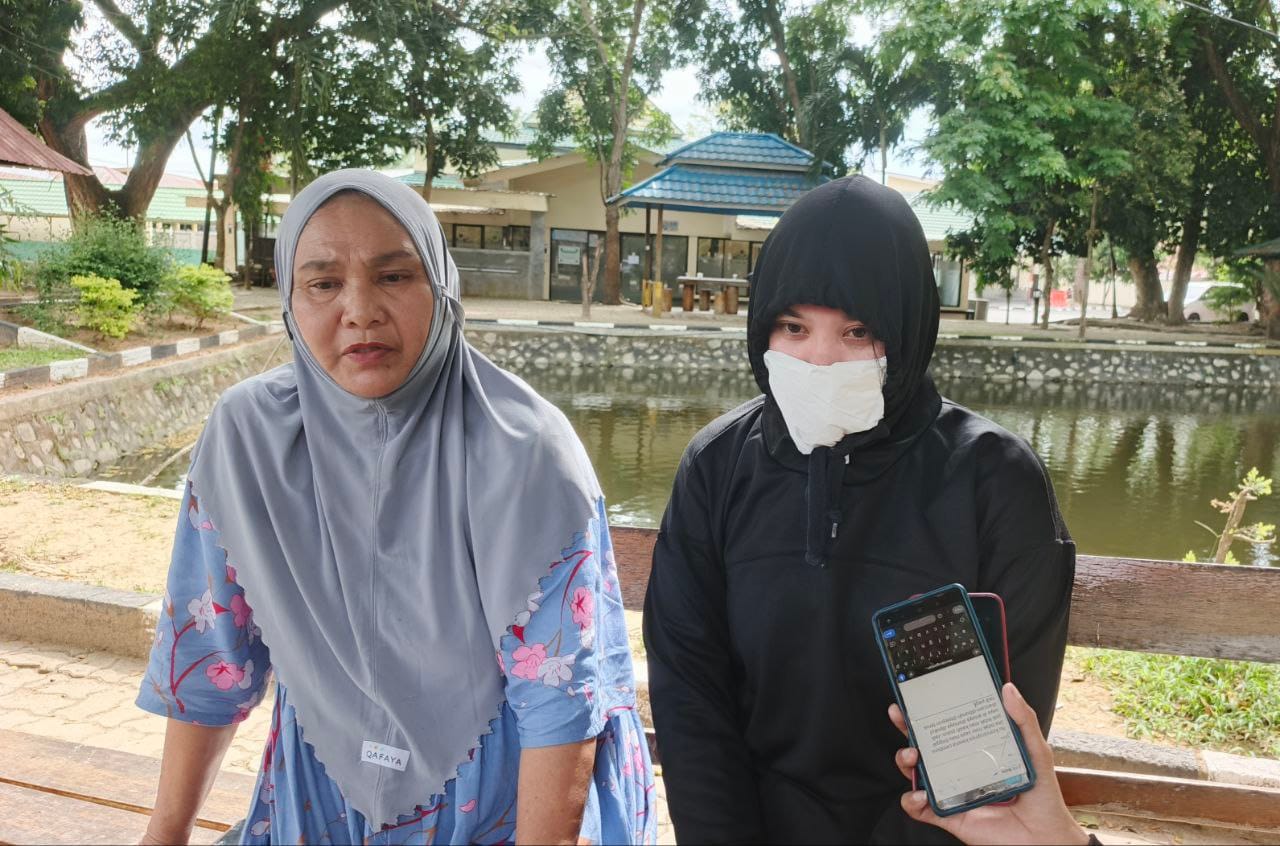 Korban Dugaan Penganiayaandidampingi Bundanya Saat di wawancarai Awak Media ( Foto: Hadi)