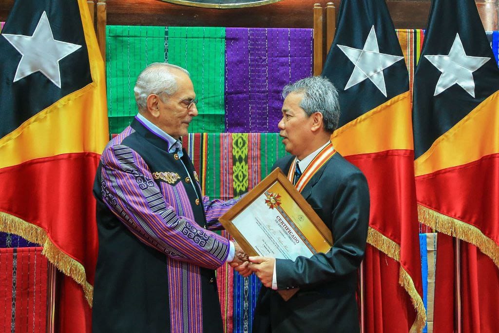 Prof. Dr. Phil. Ikhfan Haris, M.Sc., dosen Universitas Negeri Gorontalo (UNG), menerima Medal of the Order of Timor-Leste, penghargaan tertinggi dari Pemerintah Republik Demokratik Timor-Leste. (Foto: Ist)