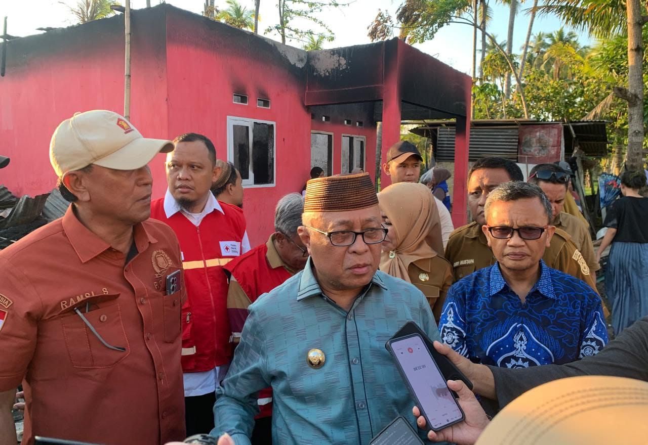 Bupati Gorontalo, Sopyan Puhi, turun langsung menyerahkan bantuan kepada korban kebakaran di Desa Tenggela, Kecamatan Tilango, Kabupaten Gorontalo, Selasa (22/7/2025) Foto : Hadi