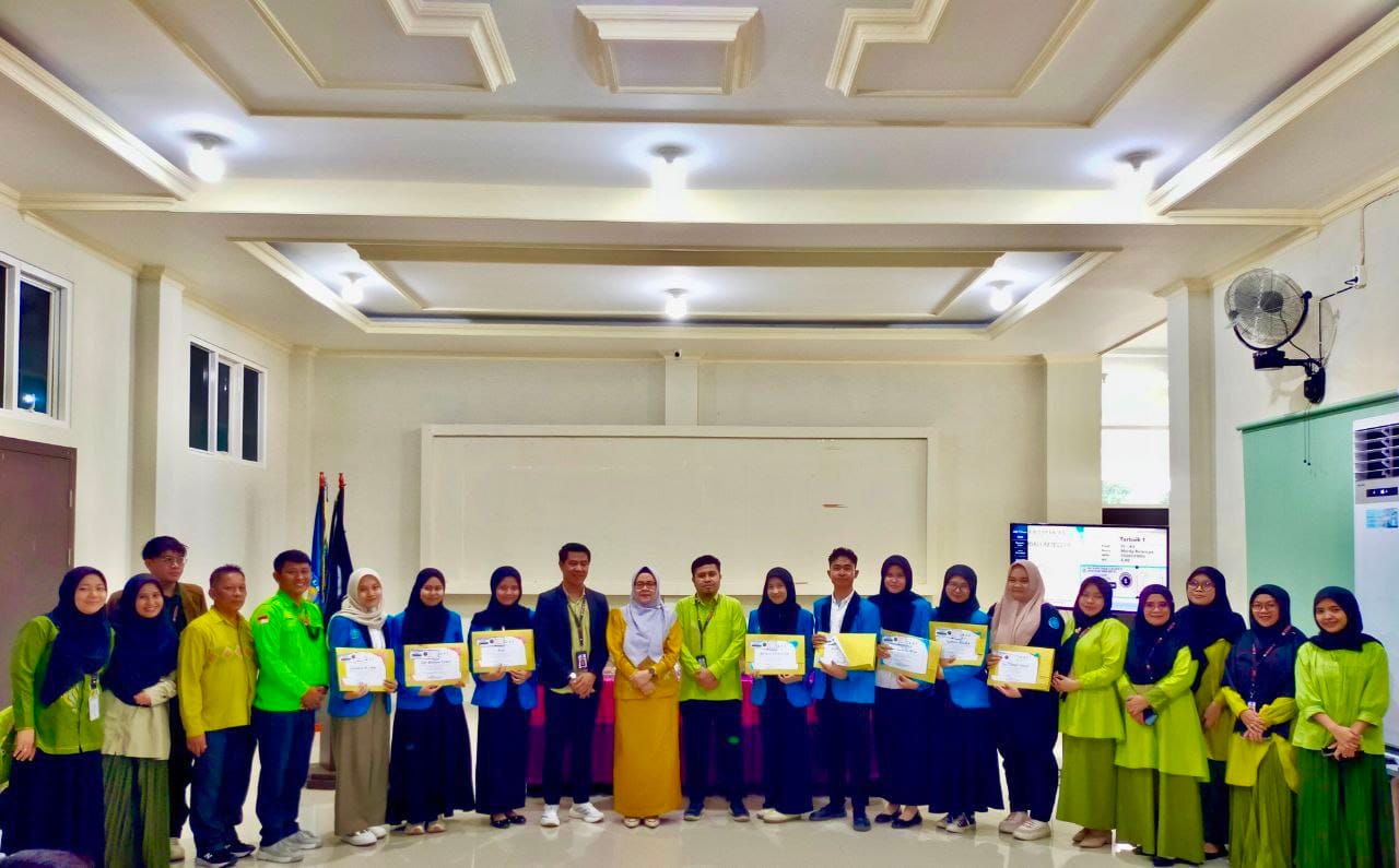 18 Mahasiswa Berprestasi UBM Gorontalo Terima Voucher SPP Saat Yudisium Akhir Semester Dari Rektor UBM Gorontalo ( Foto : Humas)