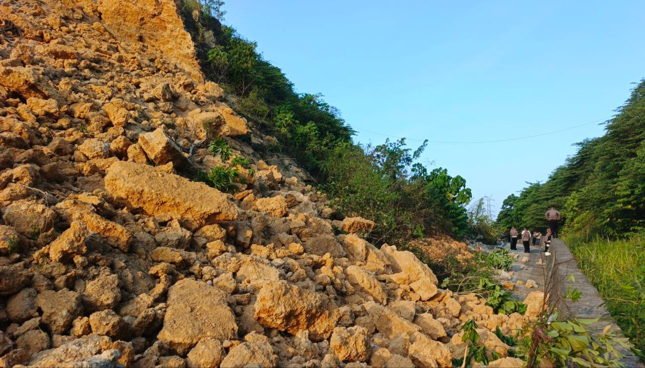 Tanah longsor Menutupi Jalan GORR di Desa Isimu Utara, Senin, 28/7/2925 ( Foto; Hadi)
