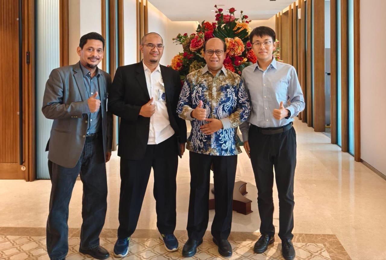 Ketua Bidang Potensi Daerah JMSI Pusat, H Pandji Weskantio SE, foto bersama usia melakukan pertemuan khusus dengan Direktur Manajemen Proyek dan Energi Baru Terbarukan PT PLN (Persero), Suroso Isnandar ( Foto : Ist)