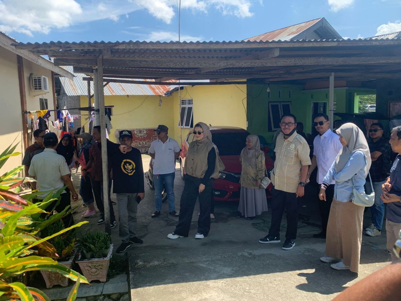 Anggota DPRD Kota Gorontalo Dapil 4 turun meninjau saluran air yang tersumbat, Senin (30/6/2025) Foto: Bela