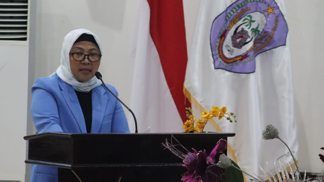 Juru Bicara Fraksi, Dr. Hj. Espin Tulie, SE., MM., dalam pandangan terhadap Rancangan Akhir Rencana Pembangunan Jangka Menengah Daerah (RPJMD) Provinsi Gorontalo. ( Foto : Abdi)