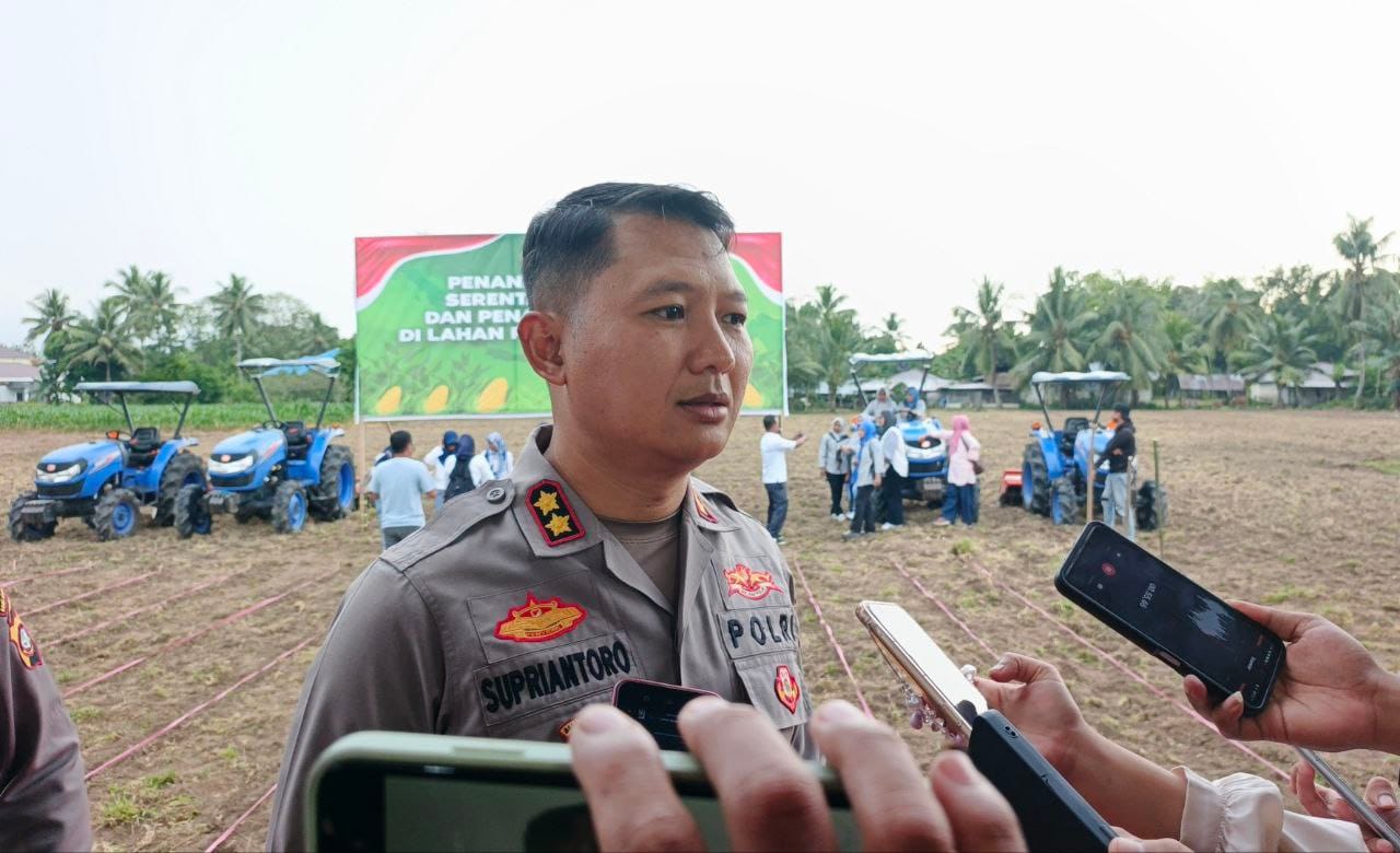 Kapolres Bone Bolango, AKBP Supriantoro, S.H., S.I.K. pada Kegiatan Tanam Jagung Serentak di Lahan Perhutanan Sosial ( Foto: Hadi)