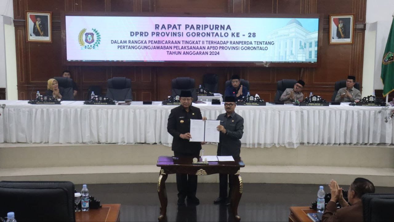 Penyerah Berita Acara Raperda Menjadi Perda DPRD Provinsi Gorontalo kepada Pemerintah Proses Gorontalo ( Foto: Abdi)