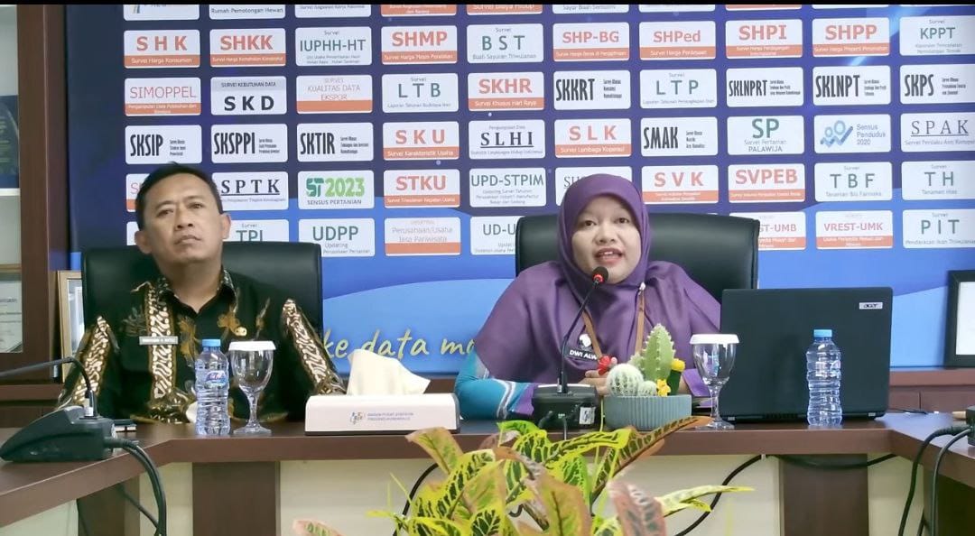 Kepala BPS Provinsi Gorontalo, Dwi Alwi Astuti (kanan) memberikan keterangan Berita Resmi Statistik Profil Kemiskinan di Provinsi Gorontalo Maret 2025, Pada Jumat 25/7/2025