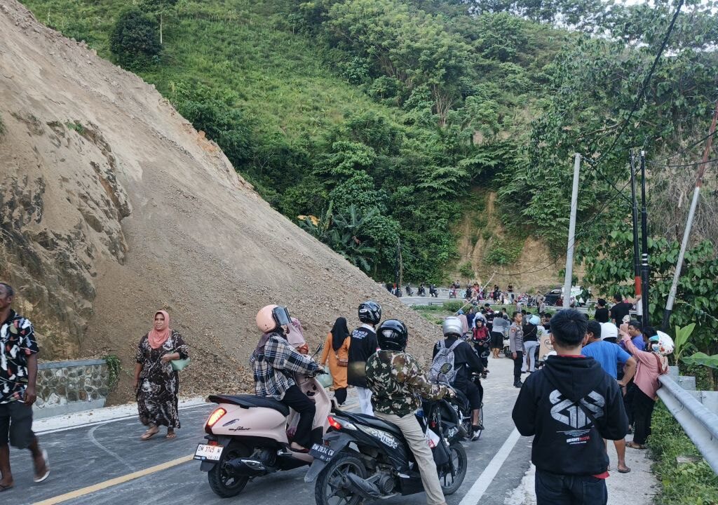 ‎Longsor Tutup Total Jalan Trans Sulawesi di Bone Bolango, Akses Gorontalo–Sulut Lumpuh