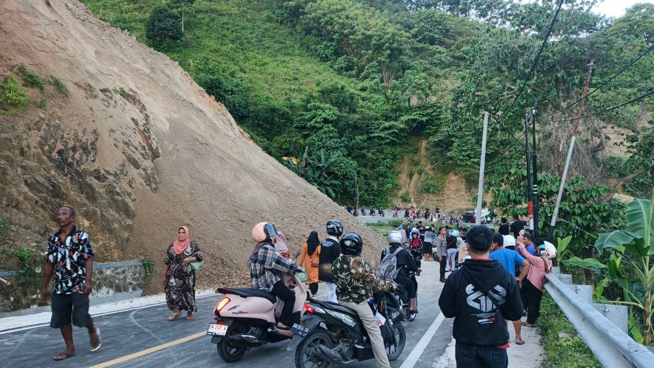 Jalur utama Trans Sulawesi Provinsi Gorontalo - Sulawesi Utara lumpuh total setelah tertimbun longsor, Didesa olele Kamis (3/7/2025) Foto : Hadi