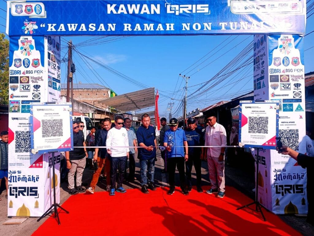 Bupati Gorontalo, Sopyan Puji dan Kepala Bank Indonesia saat Meresmikan Kawan QRIS” (Kawasan Ramah Non Tunai, Semua Bisa QRIS), Sabtu ,26/7/2025 Foto: Humas
