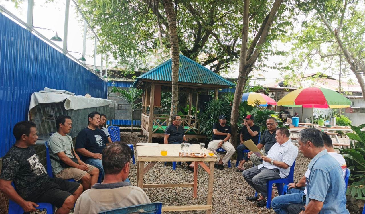 Dewan Pembina Komunitas Pencinta Perkutut Gorontalo, Dr. Drs. H. Paris R.A. Jusuf, S.Sos.I., M.Si., pada kegiatan laporan hasil Musyawarah penetapan struktur kepengurusan periode 2025–2030. (Hadi)