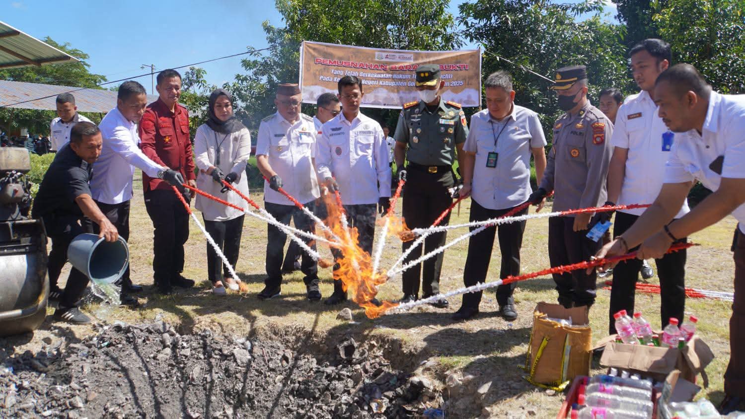 Pemusnahan berbagai barang bukti dari 31 perkara yang telah berkekuatan hukum tetap (inkrah), Rabu (30/7/2025).