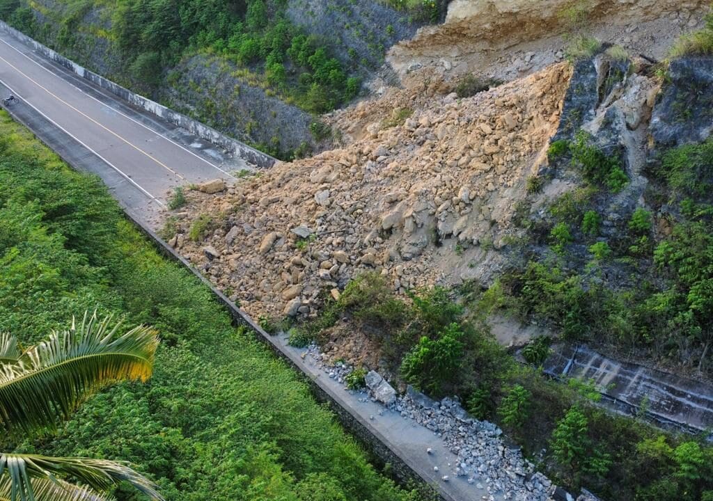 Jalan GORR di Isimu Utara Tertutup Longsor, Akses Lumpuh Total, Petugas Gabungan Sudah di Lokasi