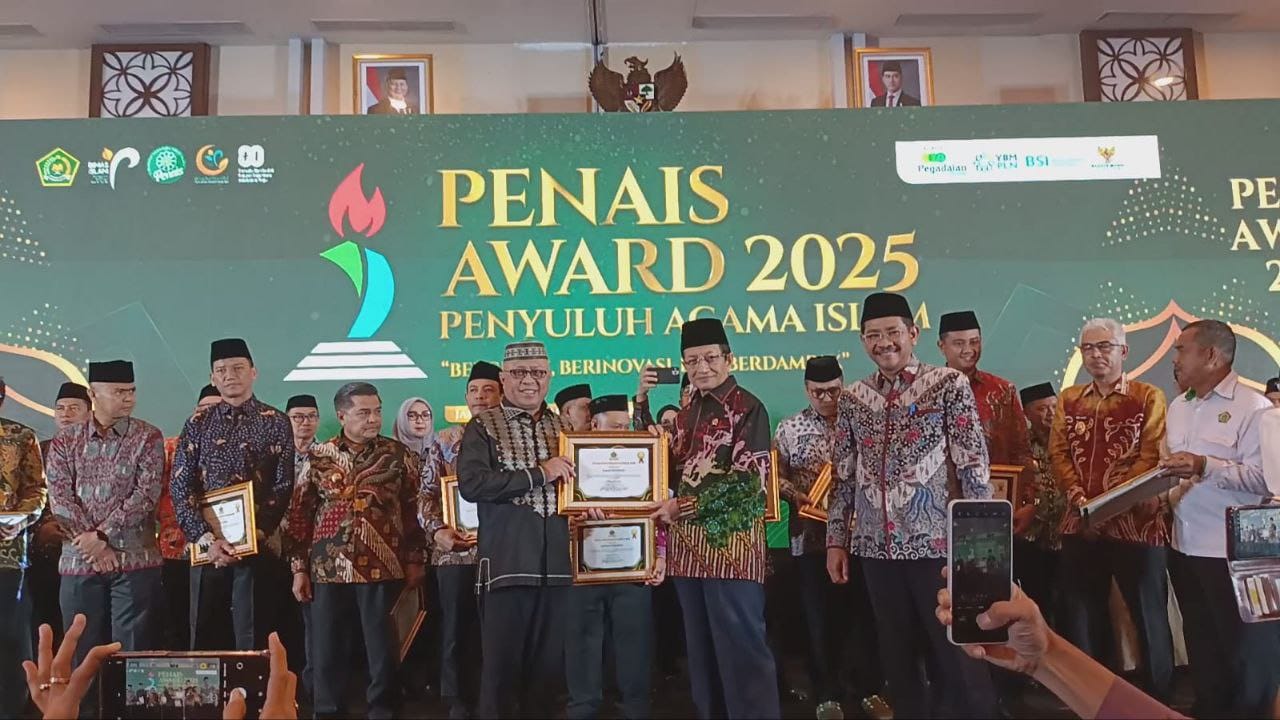 Bupati Sofyan Puhi Terima PENAIS Award 2025, Menag RI ( Foto: Hms)