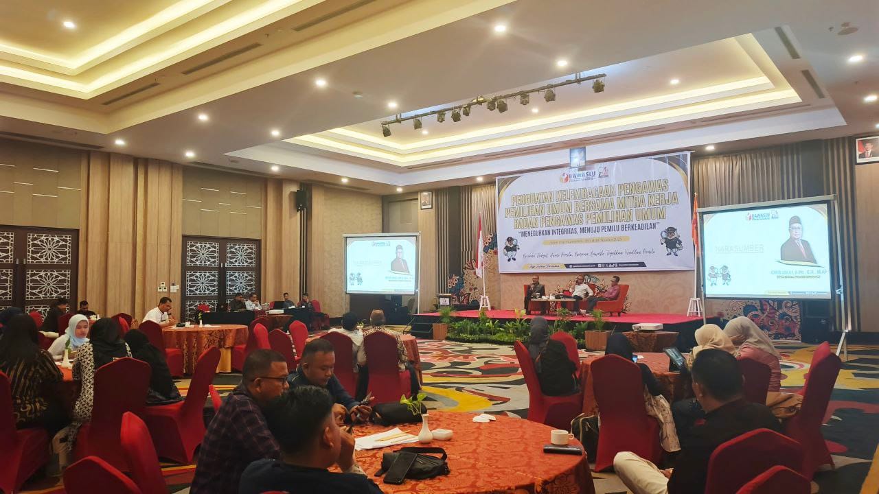 Ketua KPU Provinsi Gorontalo,, Sophian Rahmola Dan Ketua Bawaslu Provinsi Gorontalo, Idris Usuli. Sebagai Narasumber ( Foto: Hadi)