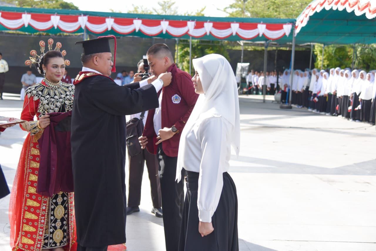 Rektor UNG, Prof. Dr. Ir. Eduart Wolok, S.T., M.T., saat membuka Pengenalan Kehidupan Kampus bagi Mahasiswa Baru (PKKMB) di Lapangan Rektorat, Senin (11/8/2025).