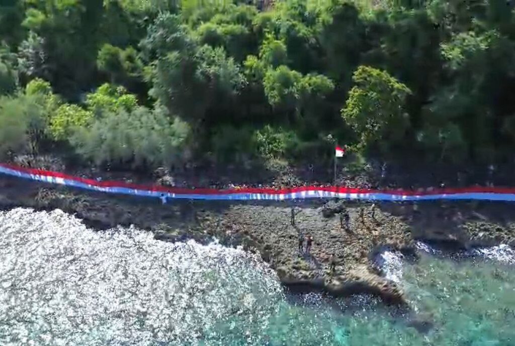 Meriahkan HUT ke-80 RI, Bendera Sepanjang 80 Meter Dibentangkan di Pantai Oluhuta Paradise