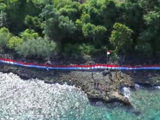 Spektakuler, Pecinta Alam Bentangkan Bendera 80 Meter di Pantai Oluhuta, Semarak HUT ke-80 RI