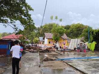 Ponelo diterjang  Angin Puting Beliung, Homestay dan Fasilitas Umum Porak-Poranda
‎