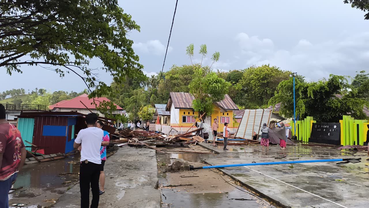 Angin Puting Beliung, di Desa ponelo Kabupaten Gorontalo Utara, rusak beberapa fasilitas Umum ( Foto: Fahri)