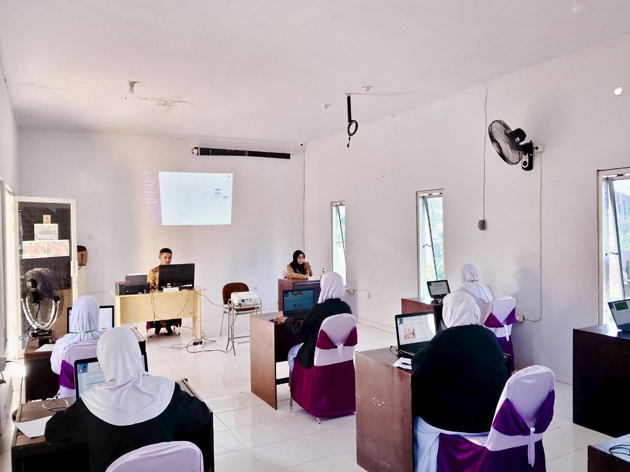 SMK Bina Mandi Boalemo melaksanakan Asesmen Nasional Berbasis Komputer (ANBK) Foto: Humas