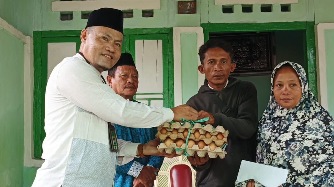 Ketua Baznas Kabupaten Gorontalo, Sukri Moonti, Saat Salurkan Santunan ( Foto: Ist)