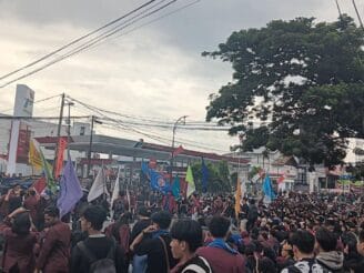 Aliansi Merah Maron Padati Bundaran Saronde: Desak Gubernur, Ketua DPRD, dan Kapolda Gorontalo Temui Massa Aksi