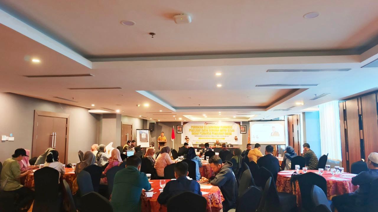 Sekretaris Bawaslu Provinsi Gorontalo, Nikson Entengo, S.IP., M.Si., menutup rangkaian kegiatan Penguatan Kelembagaan Pengawas Pemilihan Umum (30/8/2025)