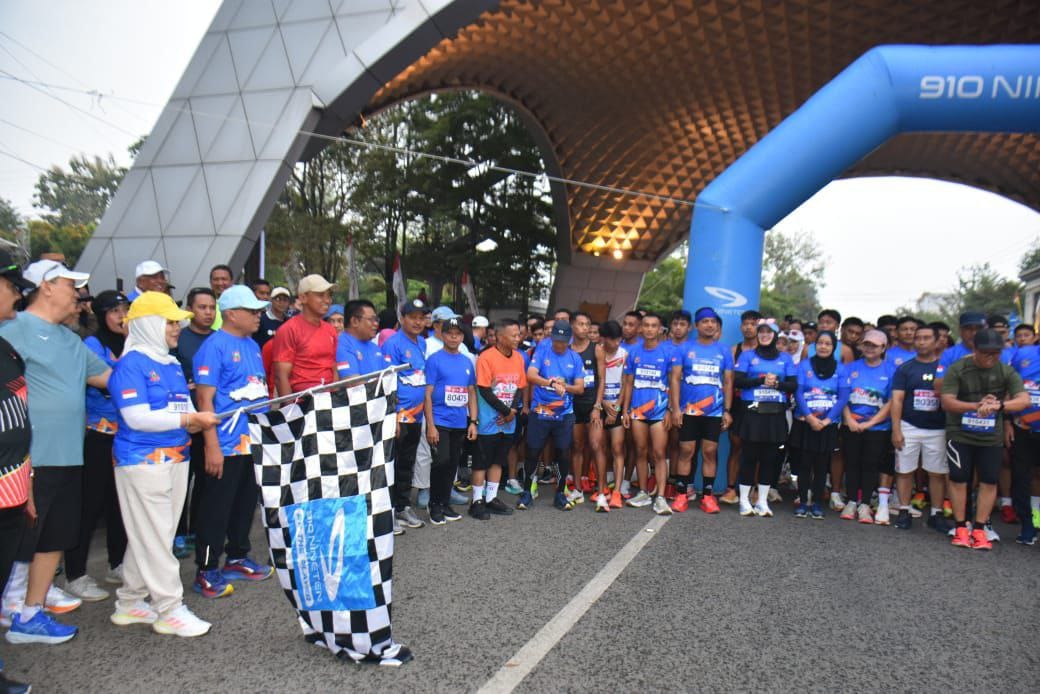 Wakil Gubernur Gorontalo dan Bupati Gorontalo Saat Pelepasan Merdeka RUN 8K ( Foto: Hms)