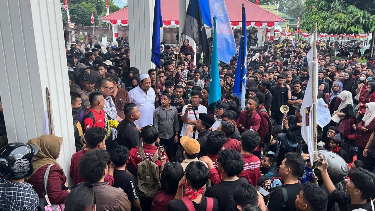Aksi Unjuk Rasa Mahasiswa, saat di Rudis Gubernur Gorontalo. ( Foto: Abdi)