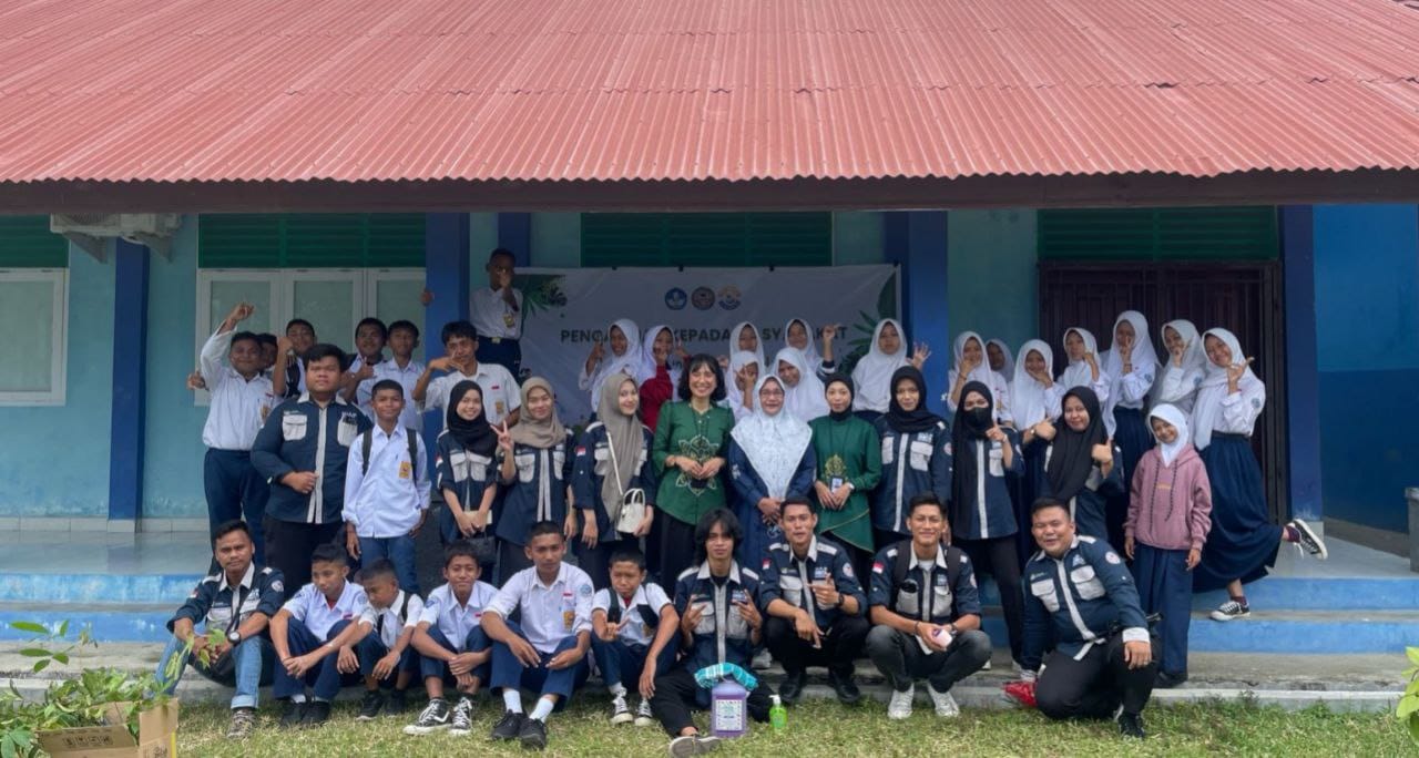 UNBITA Gorontalo Bersama Siswa SMP Bulango, Pada “Green and Clean School. (Foto: Humas)